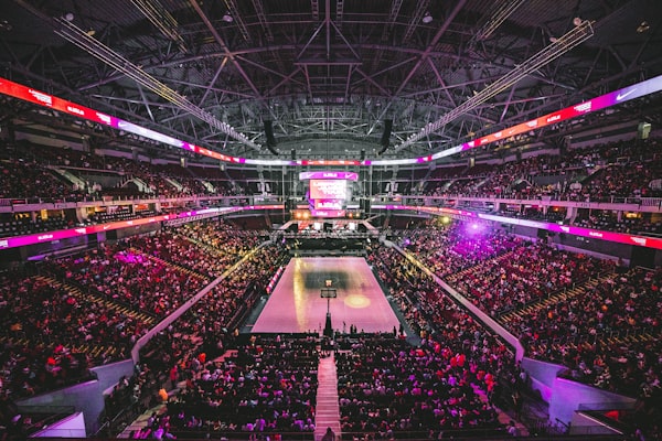 NBA总决赛湖人队与凯尔特人队对抗场景，勒布朗·詹姆斯上篮